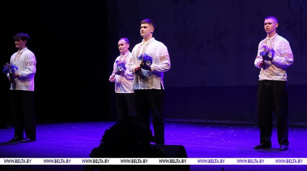 "Ода белорусской женщине". Со сцены Купаловского театра читают стихи на "роднай мове"